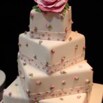 Torta rosa a base quadrata e roselline