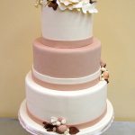 Torta rosa con fiorellini autunnali marroni