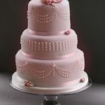 Torta a tre strati rosa tenue