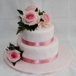 Torta rosa con nastri a due piani