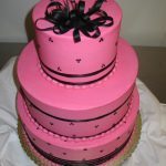 Torta fucsia e nera a più piani