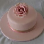 Torta rosa con base unica e fiore