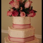 Torta esagonale rosa a tre piani