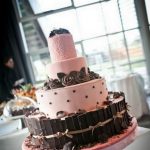 Torta rosa con scaglie golose di cioccolato