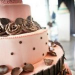 Torta rosa con scaglie di cioccolato, particolare