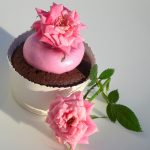 Cupcake al cioccolato e crema al burro rosa