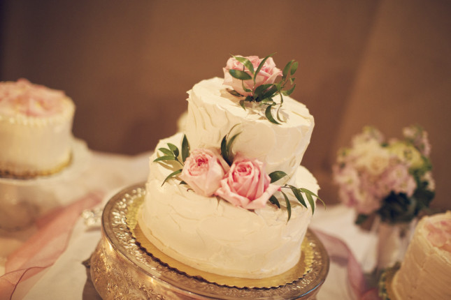 Torta rosa con fiori rosa e foglie verdi