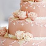 Torta elegante a tre piani con rose