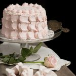 Torta con crema rosa e cuoricini di marshmallow
