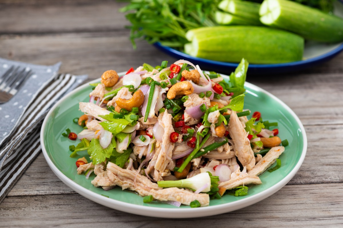 Insalata di pollo con sedano e noci