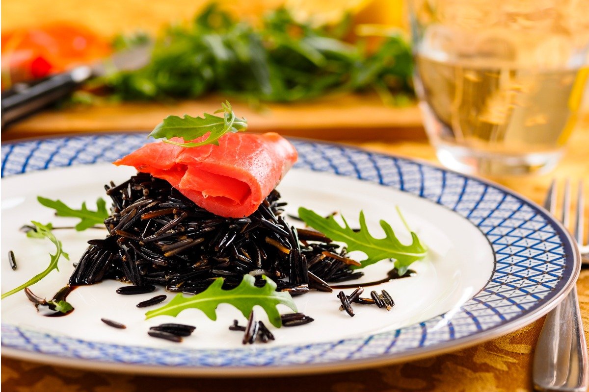 Insalata di riso venere freddo con salmone e verdure