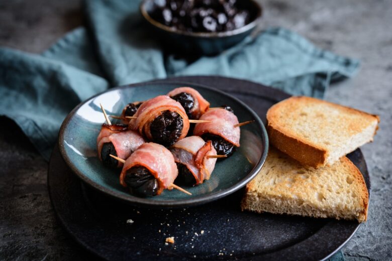 Involtini di prugne e bacon