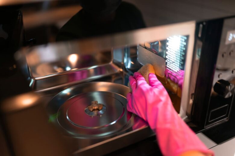 pulire il microonde