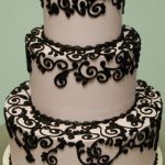 torta rosa tenue con decorazioni ornamentali nere