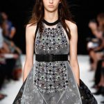 Abiti preziosi e Swarovski, chiaro richiamo alla Francia di Versailles