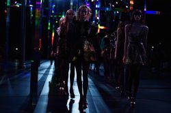 Rock, rock, rock la donna Saint Laurent ss 2015qRock, rock, rock la donna Saint Laurent ss 2015