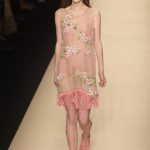 Miniabito rosa intenso con trasparenze