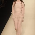Blusa e pantaloni nude