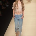 Top corto e pantaloni in chambray
