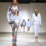 Jeans e felpa azzurra con stampe ironiche