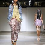 Joggers, camicia e giubbino in contrasto colore, ricoperti di paillettes