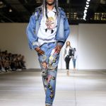 Jeans con stampe, giubbino e felpa con faccia