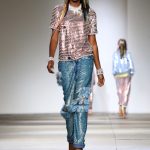 jeans sfilacciati in paillettes e t-shirt
