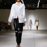 Joggers neri e camicia argento ricoperti di paillettes