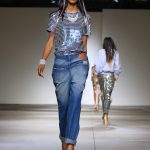 Jeans back to front e t-shirt con paillettes