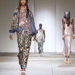 Jeans e giubbino con stampa animalier e paillettes