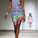 Canotta e shorts con paillettes arcobaleno