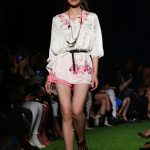 Kaftano in seta e shorts in pizzo