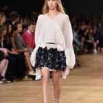 Blusa larga e minigonna