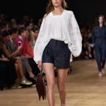 Blusa stile rinascimentale e shorts in denim