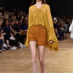 Blusa con maniche ampie e shorts