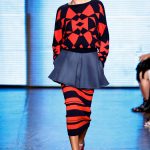 Pullover con gonna a tubino, sovrapposta con minigonna a ruota