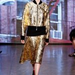 DKNY, completo d'oro in fantasia damascata