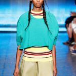 DKNY, gonna tech su maglie a strati