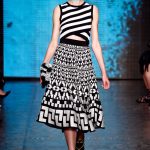 Top corto su gonna lunga a ruota e fantasia optical in bianco e nero