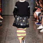 DKNY, gonna con paillettes a specchio, tubino a righe e pullover nero