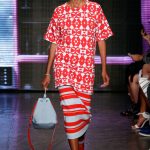 DKNY PE 2015, maglia lunga con geometrie optical e longuette stretta a righe