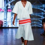 DKNY, gonna e maglia bianca su tunica a righe