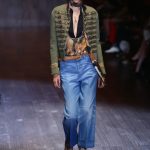Jeans palazzo con giacca militare