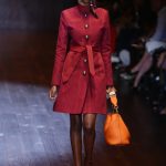 Trench militare in rosso marsala