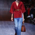 Maglia kimono in camoscio su jeans larghi