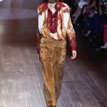 Pantaloni in camoscio e blusa con allacciatura francese
