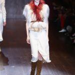 Longuette bianca in seta e blusa con pelliccia