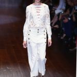 Pantalone stile militare bianco e blusa con pizzo