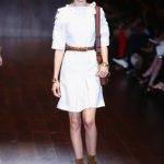 Miniabito bianco con allacciatura alla francese