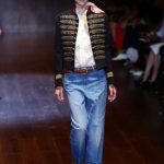 Denim oversize e giacca militare